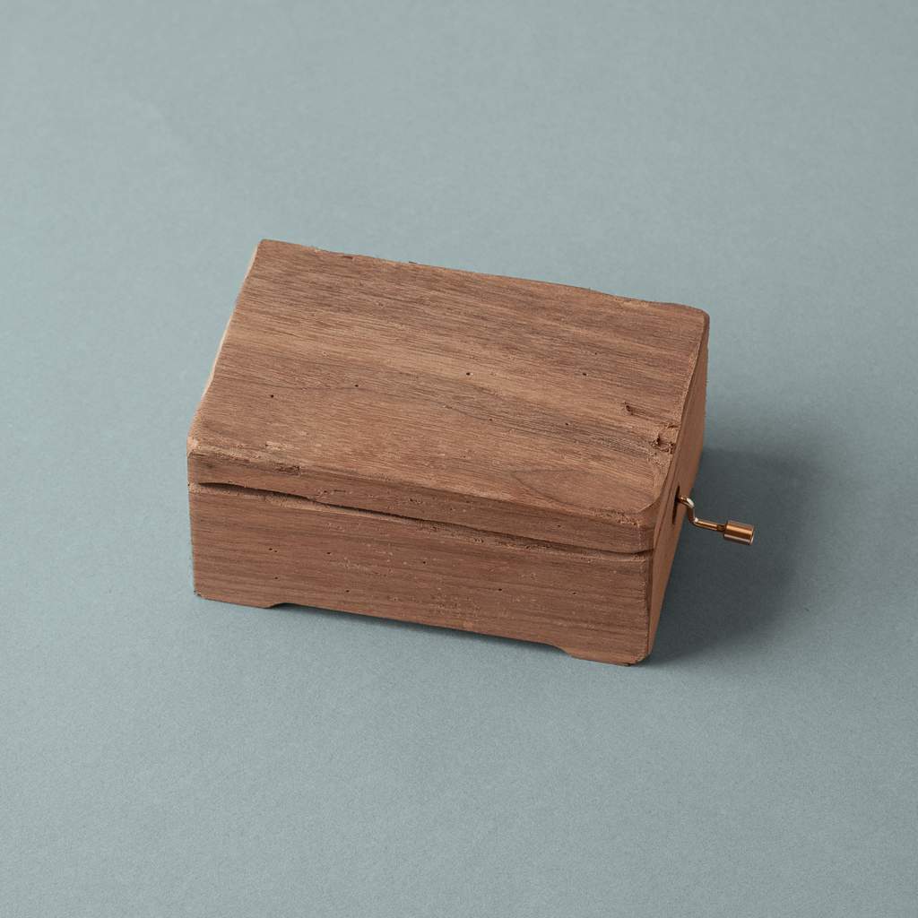 Caja de música mediana de madera antigua de nogal